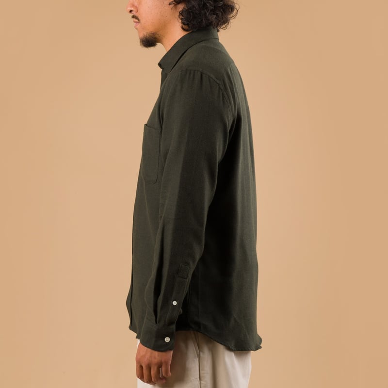 chemise-flâneurs-PORTUGUESE-FLANNEL-Teca-Shirt-Forest Green porté de profil