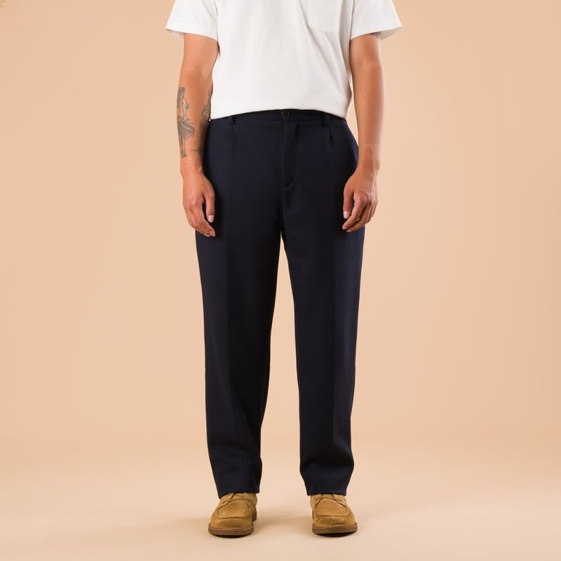images flaneurs pantalon PORTUGUESE FLANNEL Wool Herringbone Trousers Navy de face
