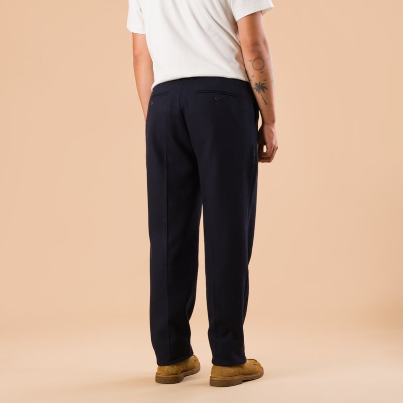 images flaneurs pantalon PORTUGUESE FLANNEL Wool Herringbone Trousers Navy de dos