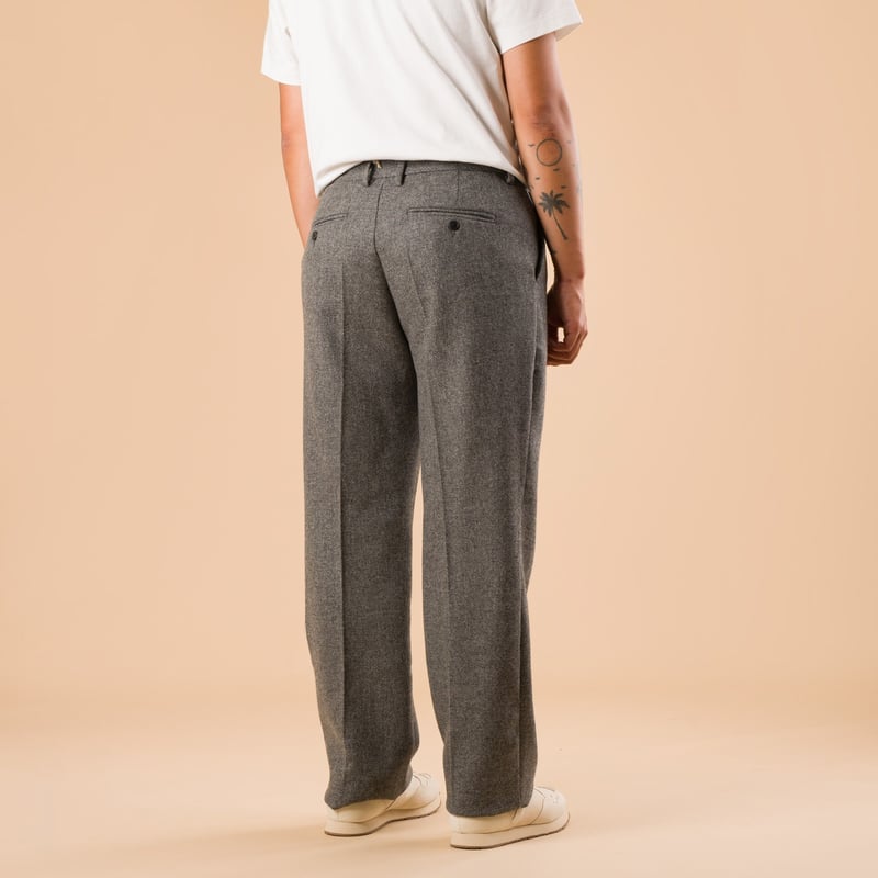 images flaneurs pantalon PORTUGUESE FLANNEL Single Pleat Trousers Grey de dos