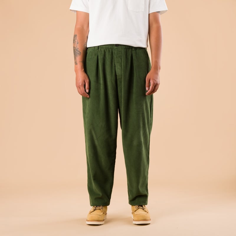 images flaneurs UNIVERSAL WORKS Corduroy Pleated Track Pant Green de face