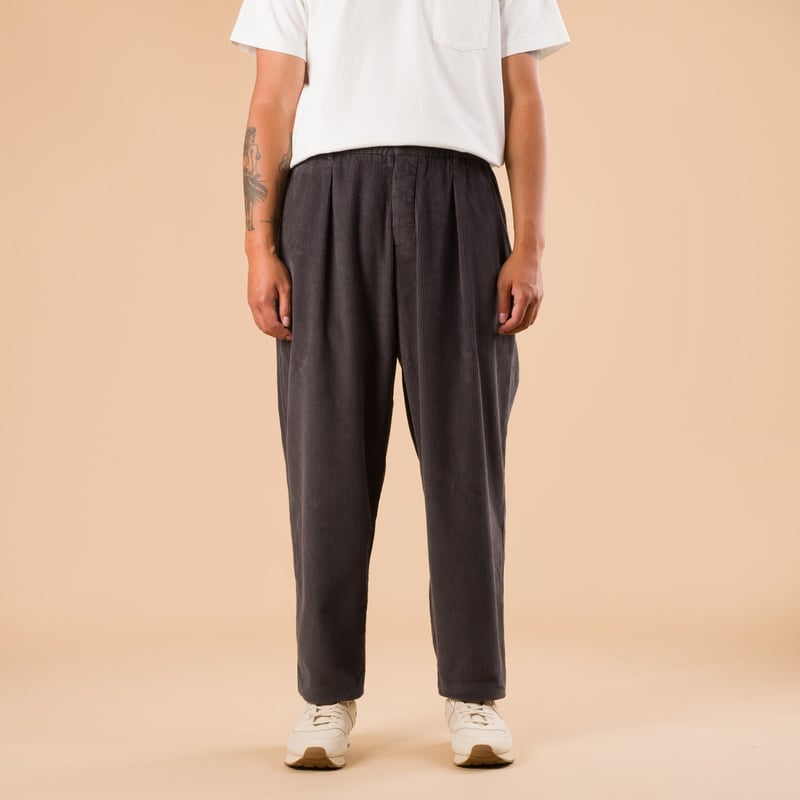 images flaneurs UNIVERSAL WORKS Corduroy Pleated Track Pant Charcoal de face
