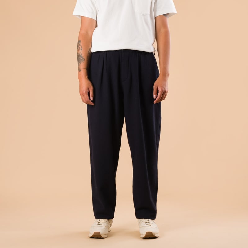 images flaneurs pantalon en laine UNIVERSAL WORKS Soft Recycled Wool Pleated Track Pant Dark Navy de face