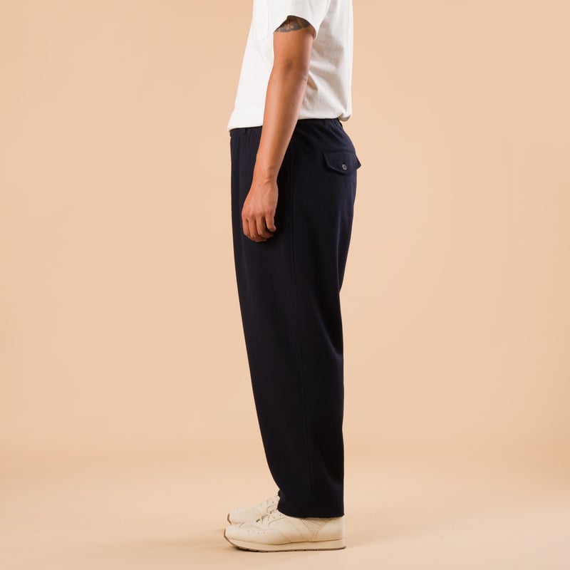 images flaneurs pantalon en laine UNIVERSAL WORKS Soft Recycled Wool Pleated Track Pant Dark Navy de profil