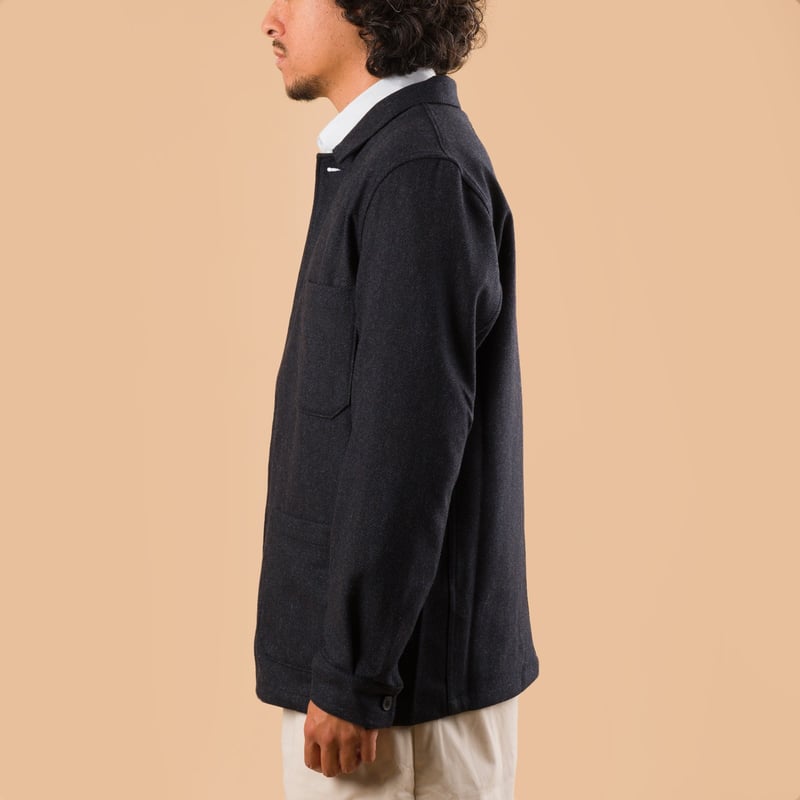 image portée profil flâneurs PORTUGUESE FLANNEL veste Labura Herringbone Wool Light Navy
