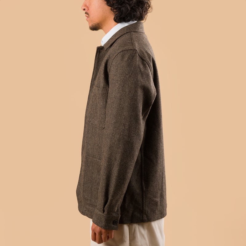 image portée profil flâneurs PORTUGUESE FLANNEL veste Labura Herringbone Wool Light Brown