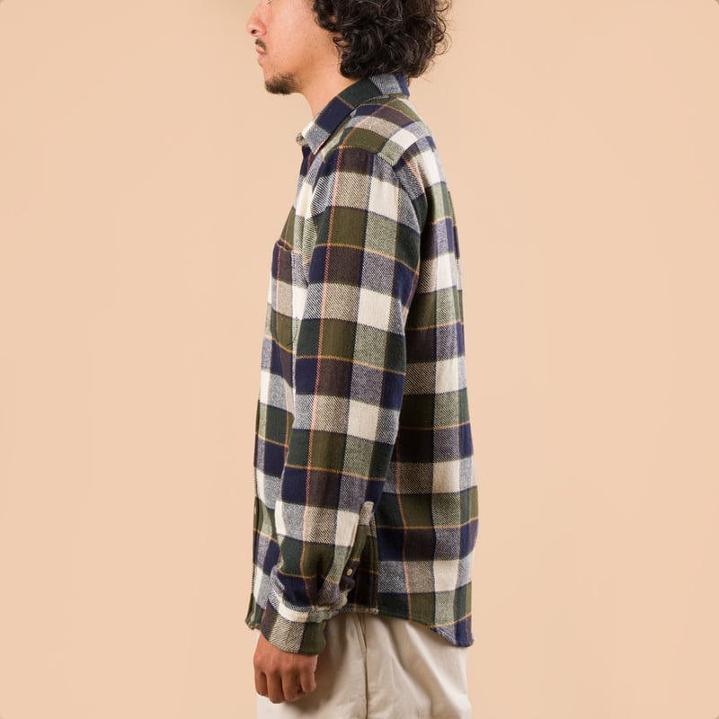 Image-Flâneurs_PORTUGUESE FLANNEL chemsie Pine Shirt_de-profil