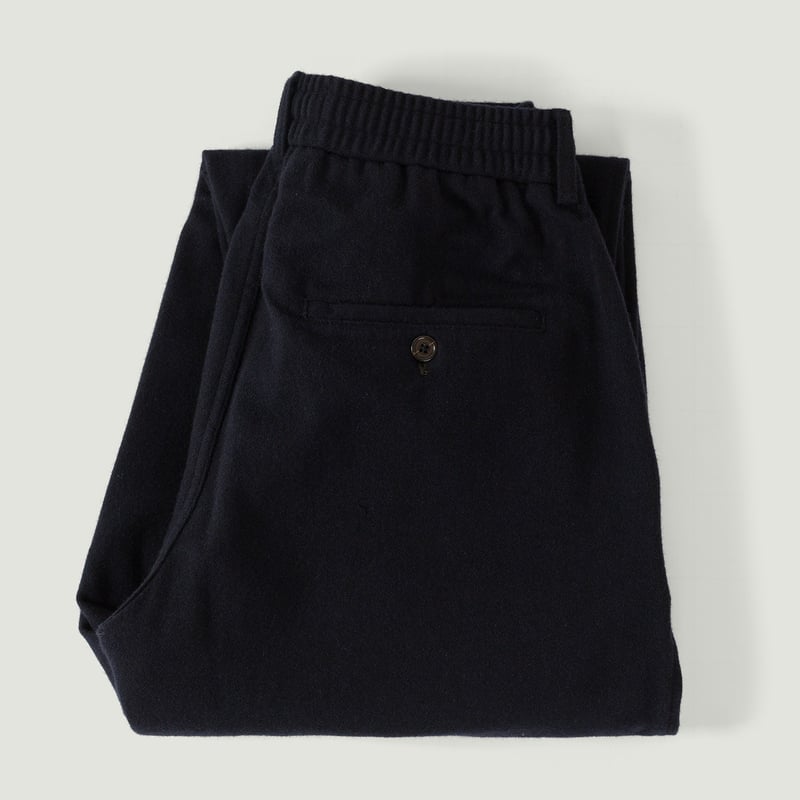 vignette flaneurs pantalon en laine UNIVERSAL WORKS Soft Recycled Wool Pleated Track Pant Dark Navy