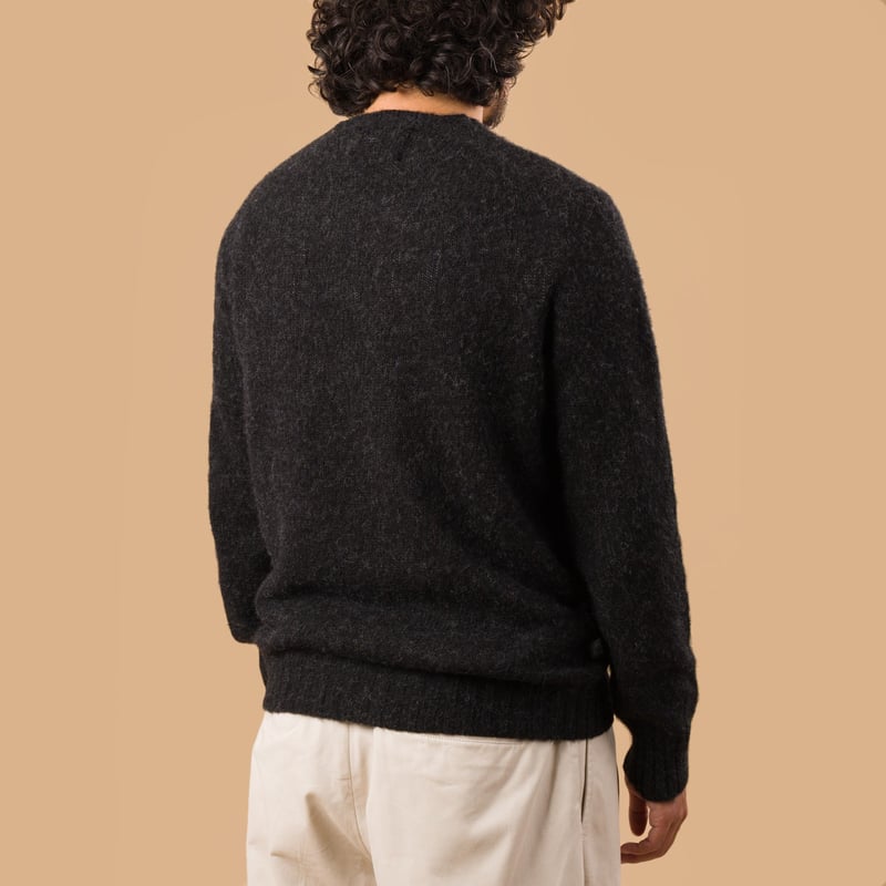 image portée de dos pull HARLEY OF SCOTLAND X FLANEURS shaggy Crew Neck Crag