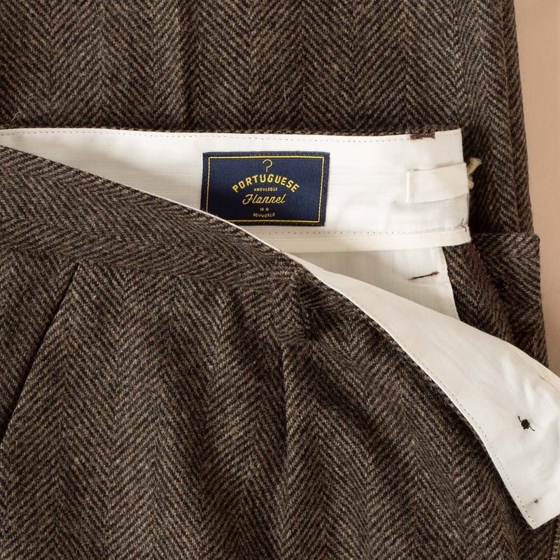 detail lining flaneurs pantalon PORTUGUESE FLANNEL Single Pleat Wool Trousers Herringbone Brown