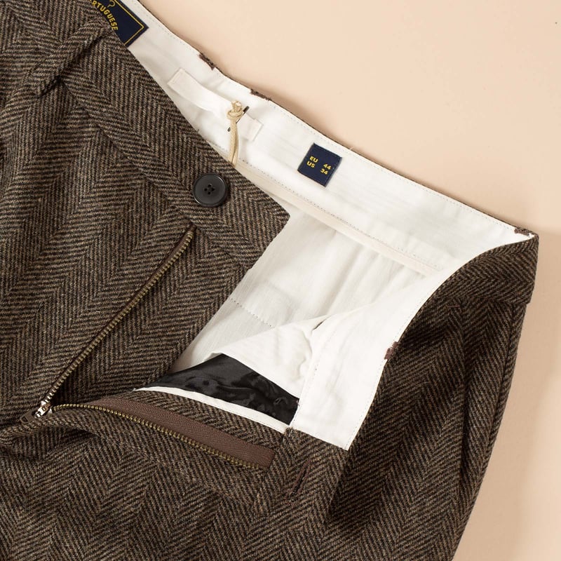 detail boutonnage flaneurs pantalon PORTUGUESE FLANNEL Single Pleat Wool Trousers Herringbone Brown