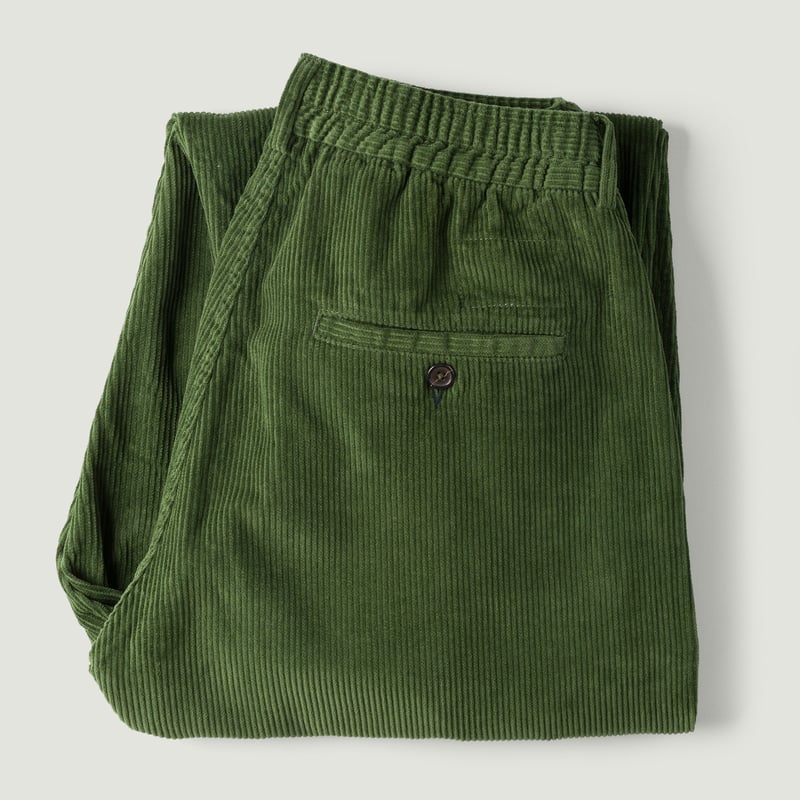 images flaneurs UNIVERSAL WORKS Corduroy Pleated Track Pant Green_Vignette