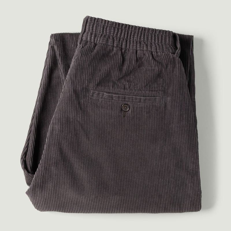 images flaneurs UNIVERSAL WORKS Corduroy Pleated Track Pant Charcoal_Vignette