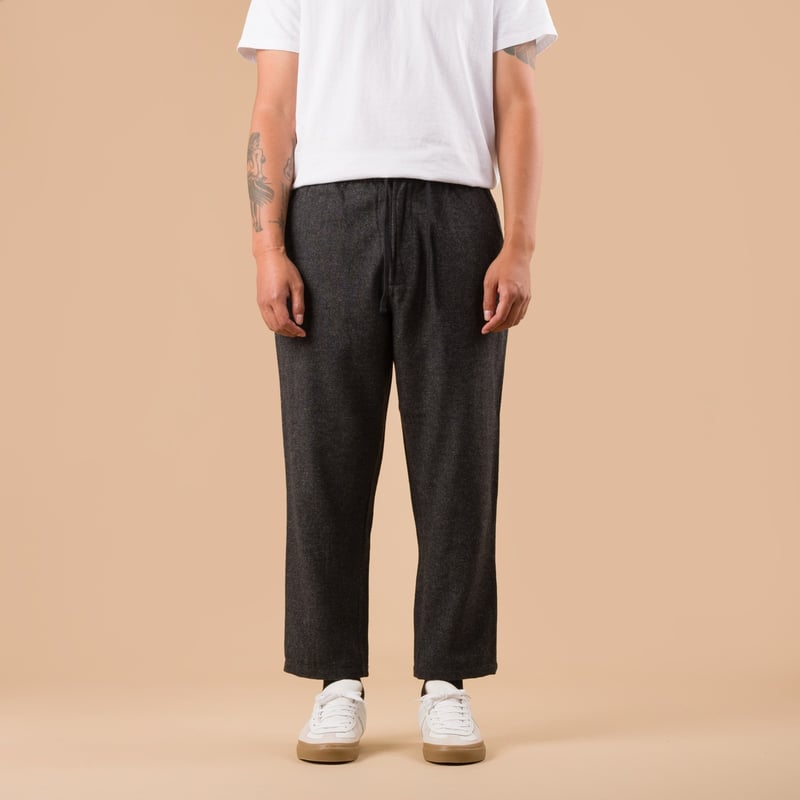 images flaneurs pantalon en laine UNIVERSAL WORKS Anders Wool Upcycled Hi Water Trouser Grey de face