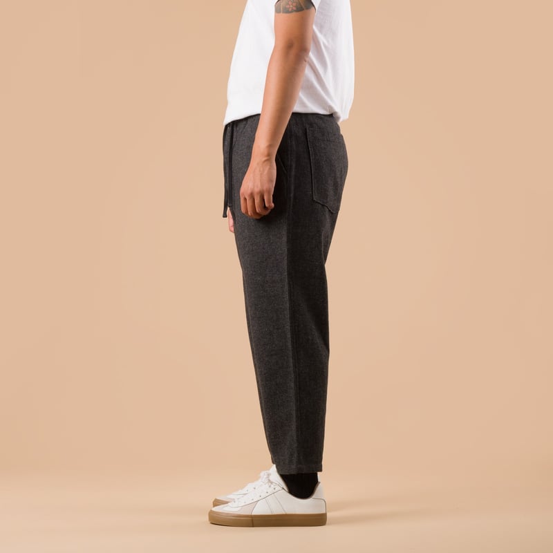 images flaneurs pantalon en laine UNIVERSAL WORKS Anders Wool Upcycled Hi Water Trouser Grey de profil