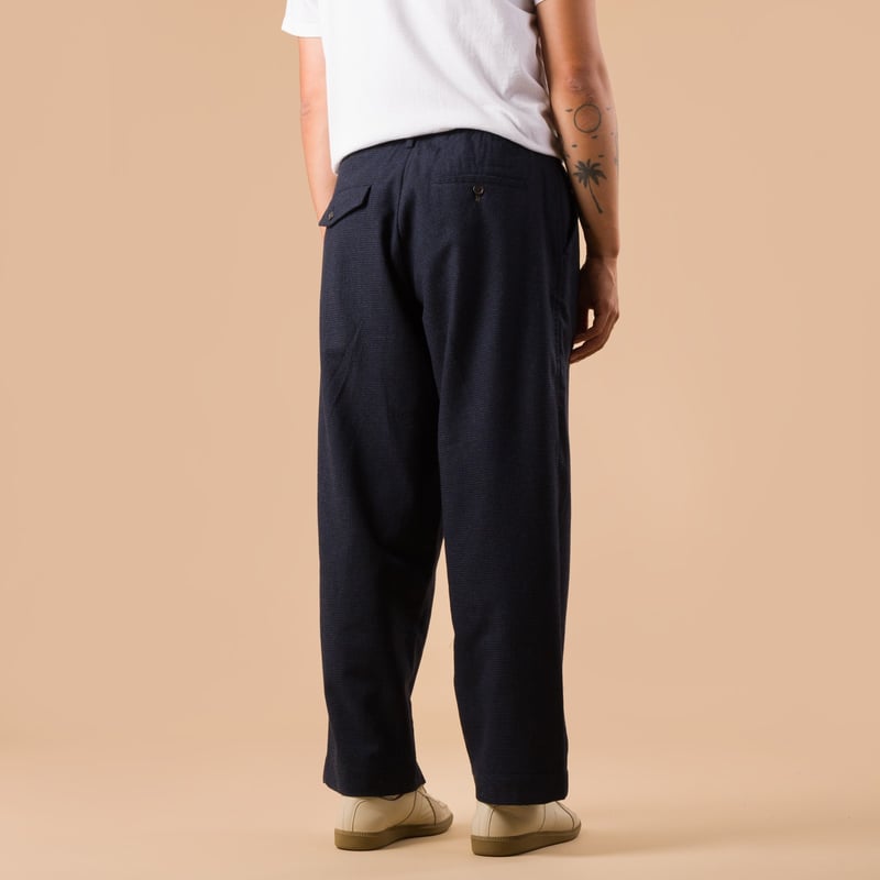 images flaneurs pantalon en laine UNIVERSAL WORKS Brushed Bari Oxford Pant Navy de dos
