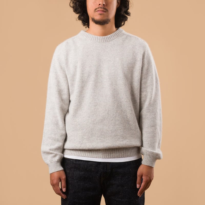 vignette Nitto X Flaneurs pull Bedros geelongora quartz porté de face
