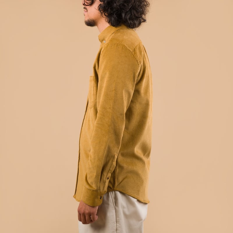 PORTUGUESE-FLANNEL-flâneurs-chemise-velours-Lobo-Prairie de profil