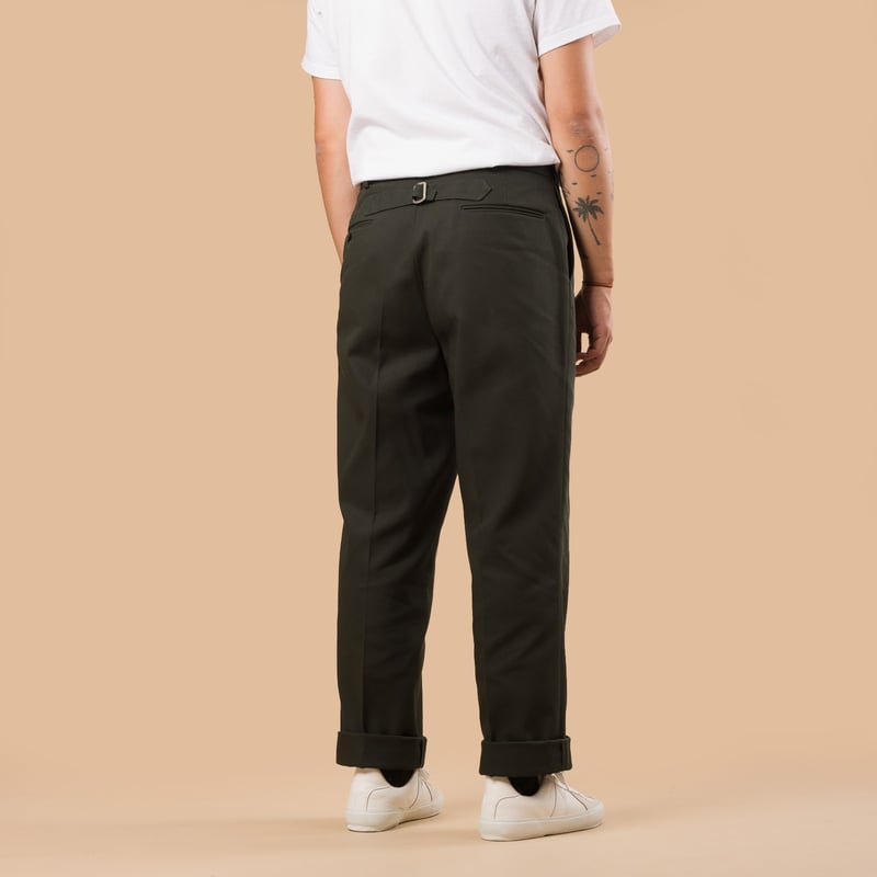 Image-Flâneurs_J. PRESS / New Piped Stem Big Back Belt Drill Green_de-dos