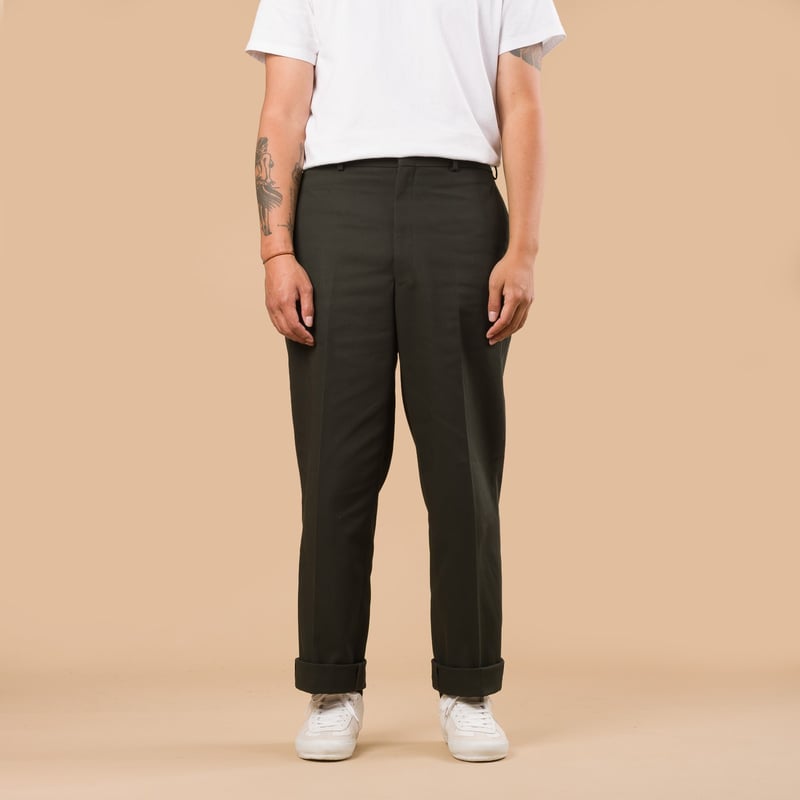 Image-Flâneurs_J. PRESS / New Piped Stem Big Back Belt Drill Green_de-face