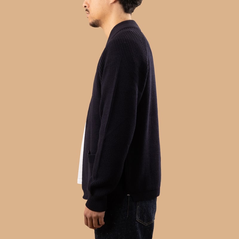 Vignettes-flâneurs-pull-BATONER-Signature-1-Button-Cardigan-Navy de côté