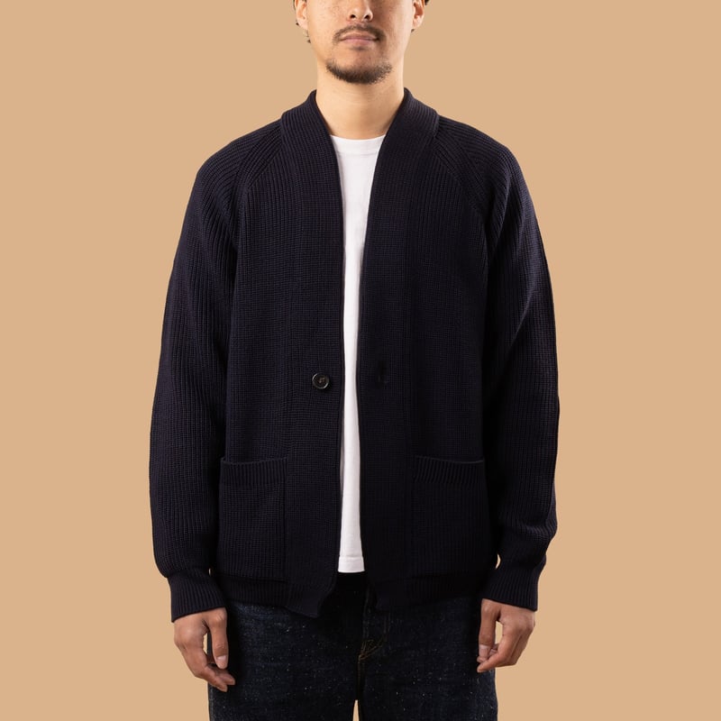 Vignettes-flâneurs-pull-BATONER-Signature-1-Button-Cardigan-Navy de face