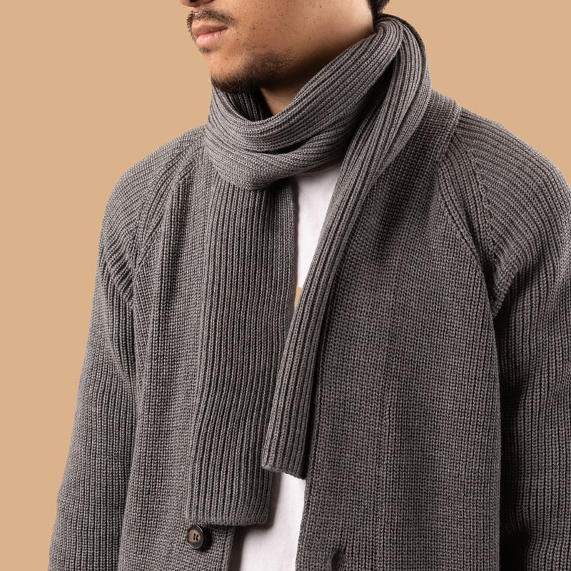 flaneurs écharpe laine épaisse BATONER Solid Wool Rib Muffler Melange Gray portée