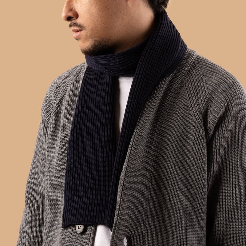 flaneurs écharpe laine épaisse BATONER Solid Wool Rib Muffler navy portée