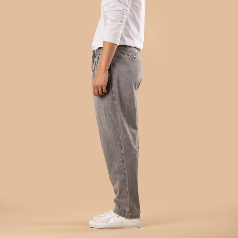 Image-Flâneurs_SEUVAS / 10oz Canvas Tapered 2Tuck Pants Sumi_de-profil