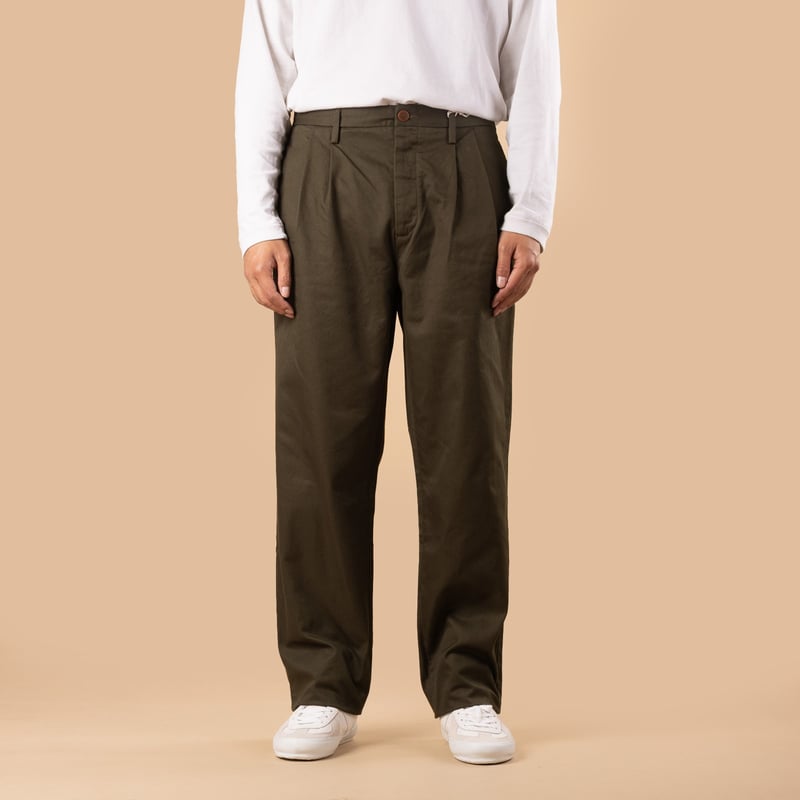 Image-Flâneurs SEUVAS / Chino 2Tuck Trousers Olive_de-face