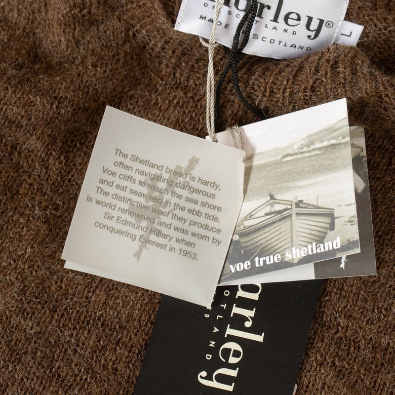 image flâneurs pull HARLEY OF SCOTLAND 1 Ply Voe True Shetland Crew Neck tag