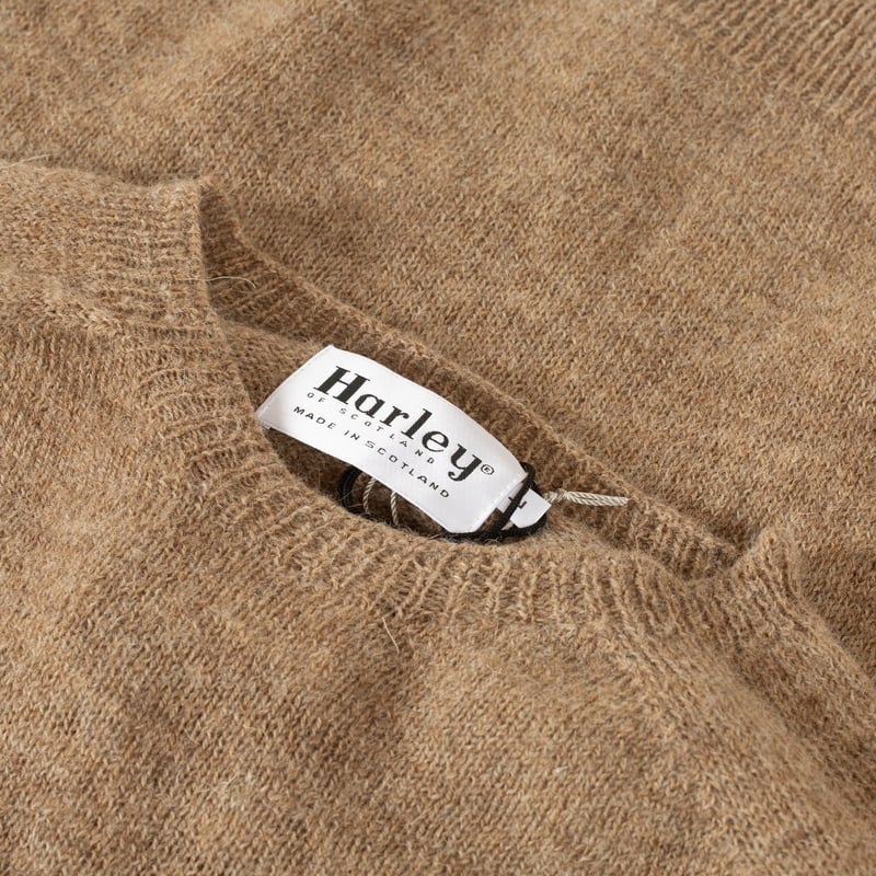 image flâneurs HARLEY OF SCOTLAND 1 Ply Voe True Shetland Crew Neck Fawn col