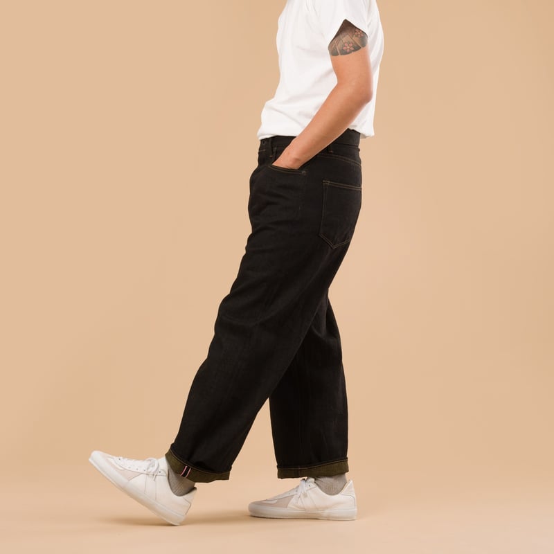 image flâneurs jeans black ONI DENIM 222-BKOL porté de profil