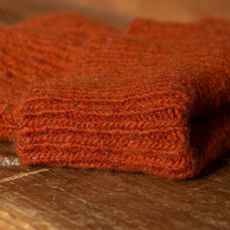 détail flâneurs bonnet court Mackie en laine Ardara couleur Rust