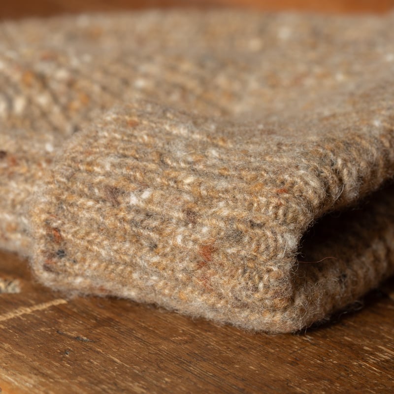 détail flâneurs bonnet court Mackie en laine Ardara couleur Boyne