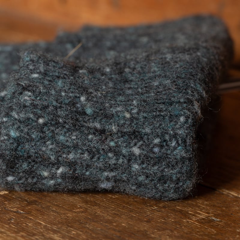 détail flâneurs bonnet court Mackie en laine Ardara couleur Blue Night