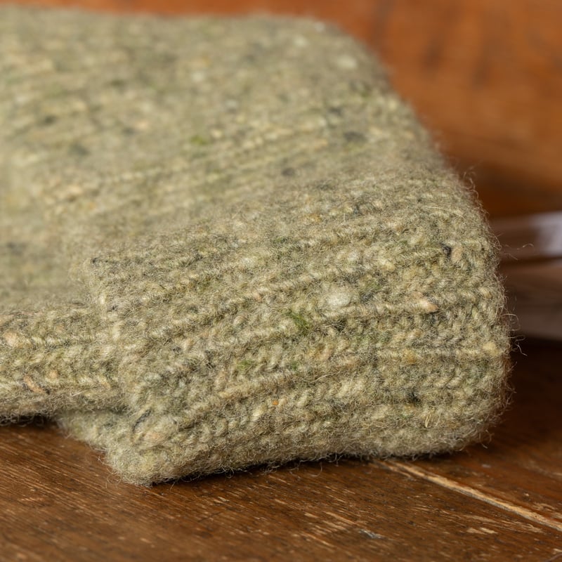 détail flâneurs bonnet court Mackie en laine Ardara couleur Melvin