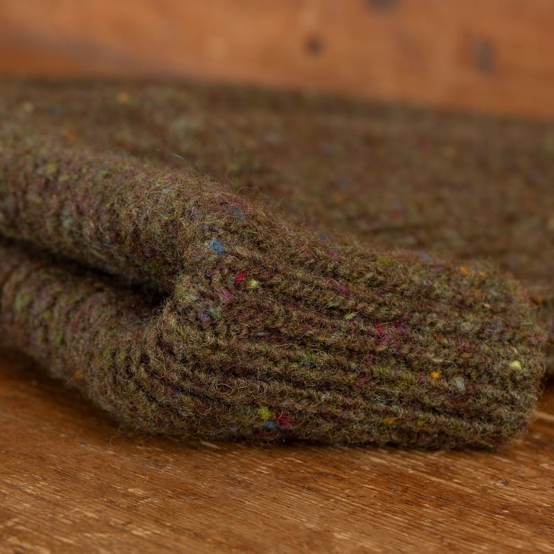 détail flâneurs bonnet court Mackie en laine Ardara couleur Ballycastle