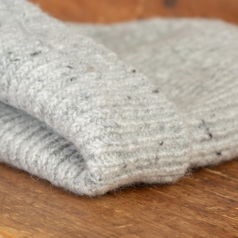 détail flâneurs bonnet court Mackie en laine Ardara couleur Arthonia