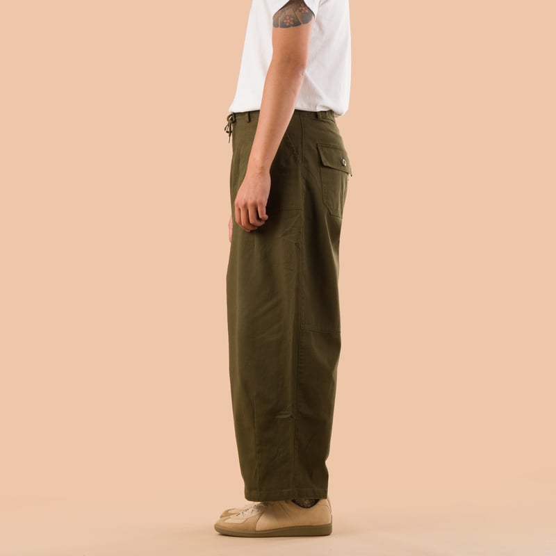 image flâneurs pantalon large FRIZMWORKS  Twill Balloon Pants Olive side