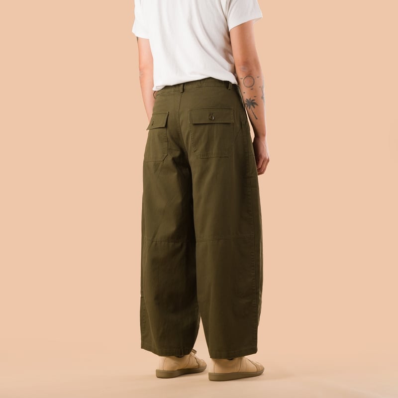 image flâneurs pantalon large FRIZMWORKS  Twill Balloon Pants Olive back