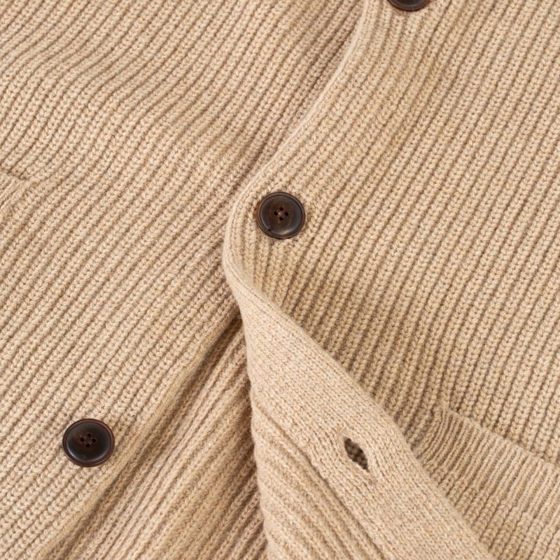 detail flâneurs FRIZMWORKS  Heavy Wool Round Cardigan Oatmeal boutons
