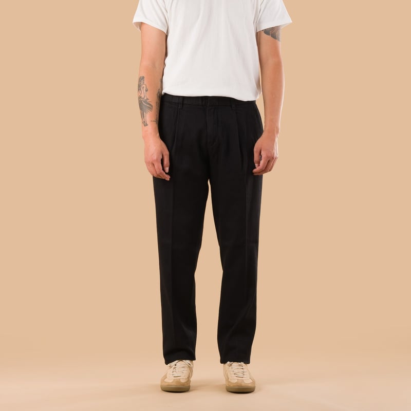 pantalon noir ajusté Sugar & Co image flâneurs porté de face