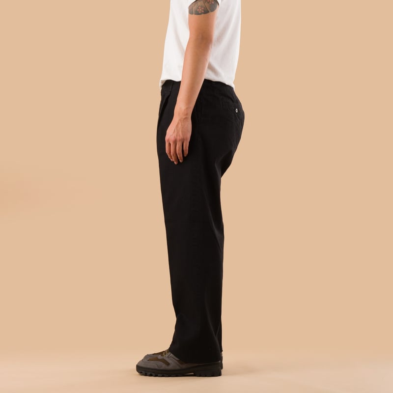 pantalon noir droit Sugar & Co image flâneurs porté de profil
