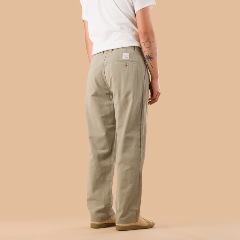 pantalon vert d'eau Sugar & Co image flâneurs porté de dos