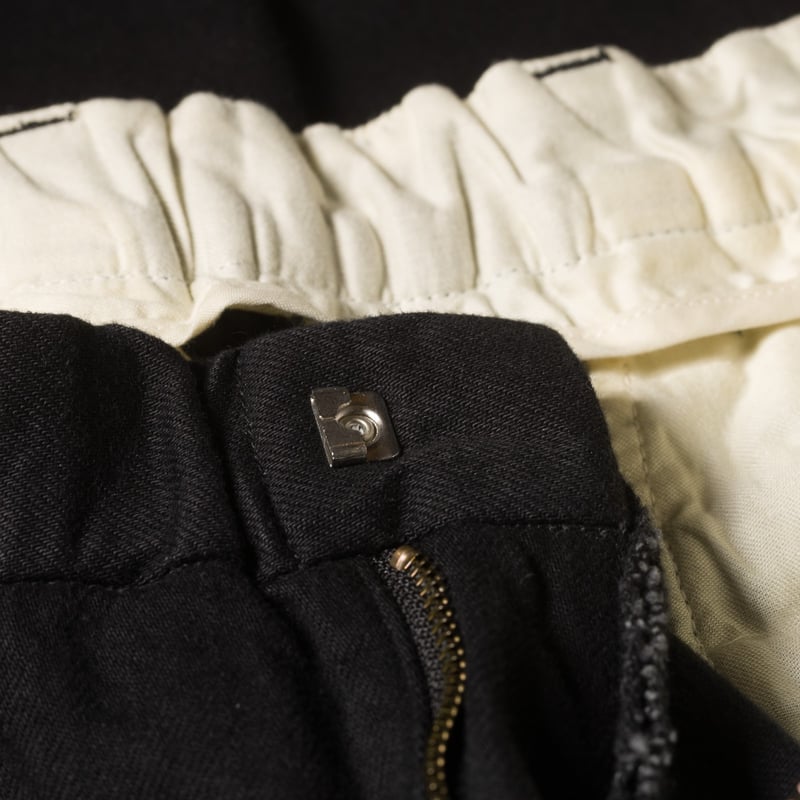 Image-Flâneurs_pantalon noir ajusté Sugar & Co_détail-1