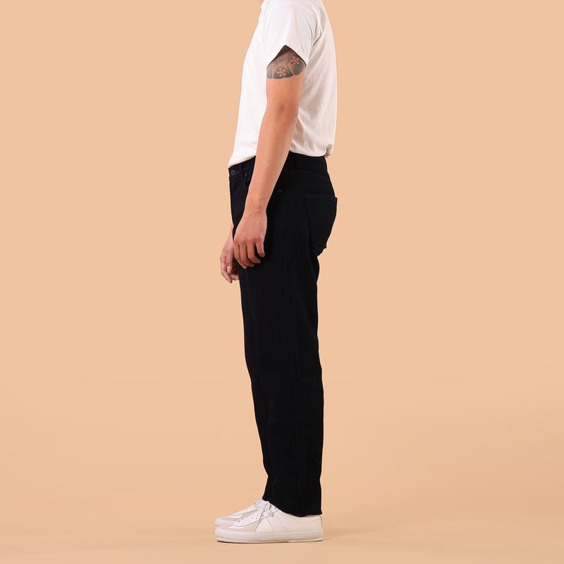 Image-Flâneurs_NAKED & FAMOUS EasyGuy Indigo Sugiaya de profil