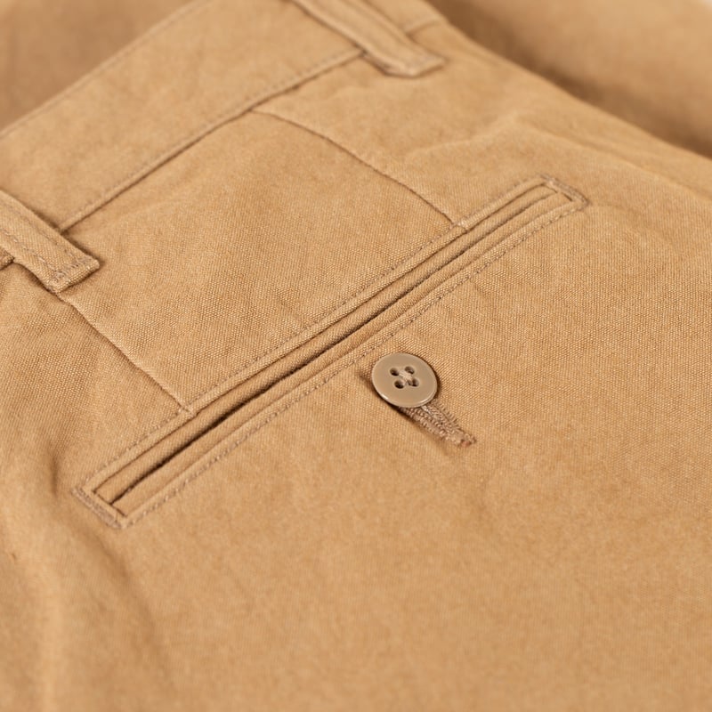 detail back pocket  flaneurs BEAMS PLUS x FLANEURS collaboration pantalon chino 2 Pleats Trousers Canvas Washer Camel 3