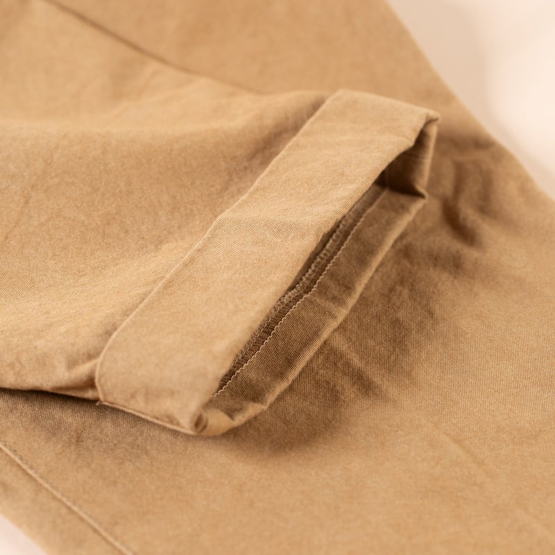 detail ourlet flaneurs BEAMS PLUS x FLANEURS collaboration pantalon chino 2 Pleats Trousers Canvas Washer Camel