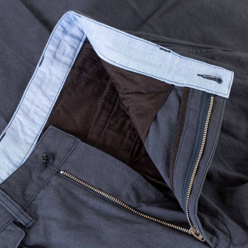 detail inside flaneurs BEAMS PLUS x FLANEURS collaboration pantalon chino 2 Pleats Trousers Canvas Washer navy